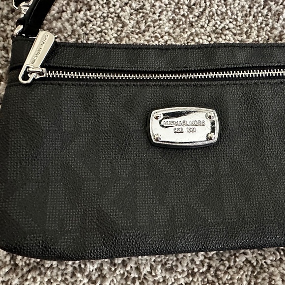 Michael Kors Wristlet - Picture 1 of 3